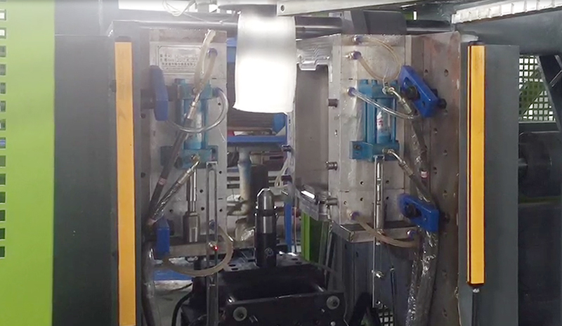 ¿Qué hacer si el material se atasca durante el proceso de producción de la máquina de moldeo por soplado?
